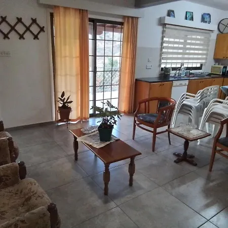 ロッジ Kampi Double Storey House In The Village ニコシア